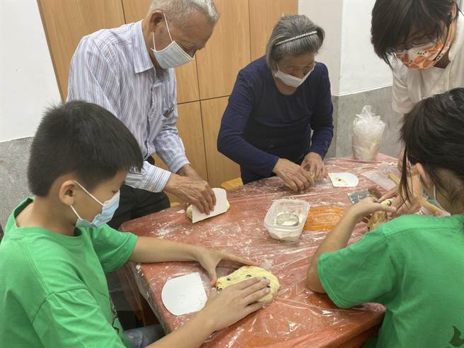 狮潭卫生所5日举办原民祖孙同乐会，增进祖孙辈间互动感情。（狮潭卫生所提供／谢明俊苗栗传真）