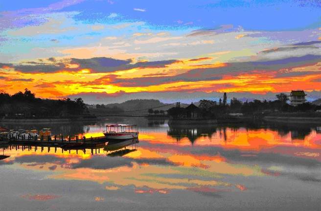 5月9日母亲节当日于虎头埤风景区购票时向妈妈说出「妈妈我爱您！」妈妈本人即可享免费入园。（台南市观光旅游局提供／曹婷婷台南传真）