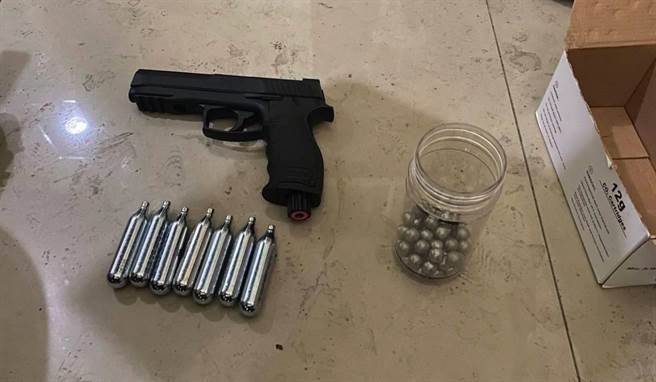 陈男不满机车被拖吊，持空气枪击破工地玻璃。（王扬杰翻摄）