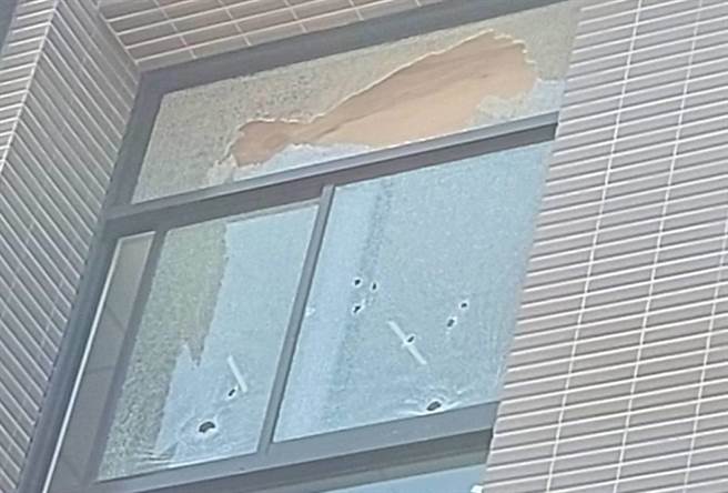 陈男不满机车被拖吊，持空气枪击破工地玻璃。（王扬杰翻摄）