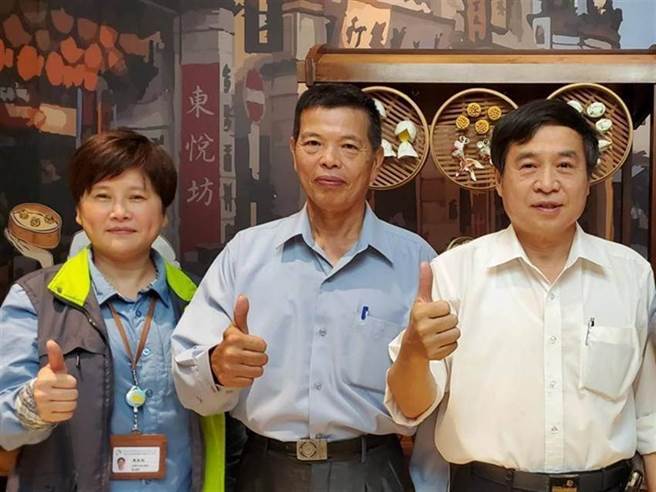 右起台船董事长郑文隆、魏正赐与台船防蚀总经理陈秋妏。图／台船提供