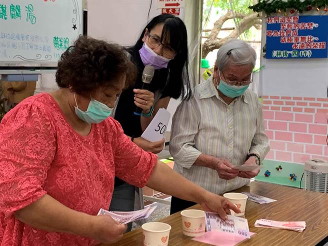 台东迦南护理之家安排住民社区参与，让长辈们也有社交生活圈。（迦南护理之家提供）