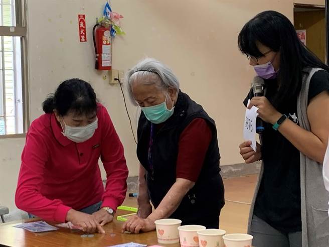 台东迦南护理之家安排住民社区参与，让长辈们也有社交生活圈。（迦南护理之家提供）