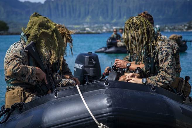 内奥赫湾的第2与第3步兵营将解除，部分成员转隶属滨海战斗团。图为第3陆战团第3营进行两栖突击操演。