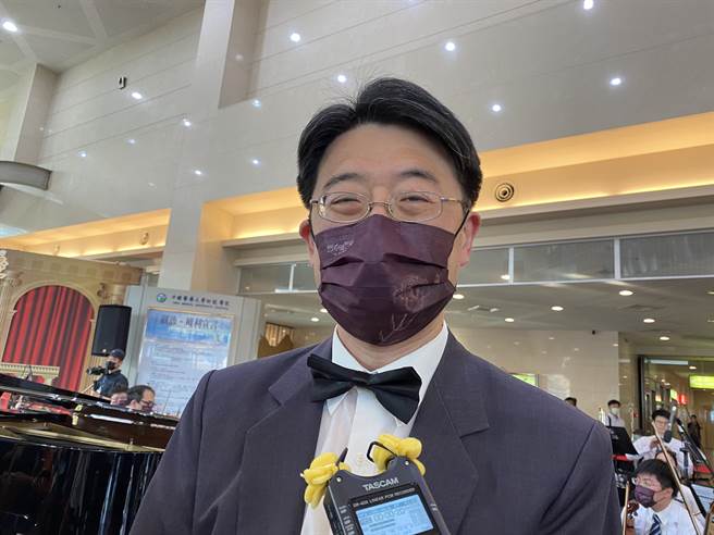 中国附医血液肿瘤名医叶士芃也上台高歌一曲「THE MUSIC OF THE NIGHT」。（冯惠宜摄）