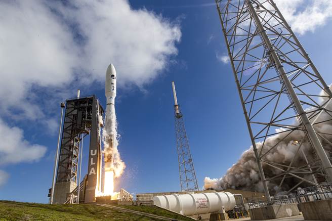 美智库呼吁拜登政府改革太空军武获机制、分散风险，以免遭俄中超车。图为ULA的Atlas V火箭执行太空军发射任务。（图／美国太空军）