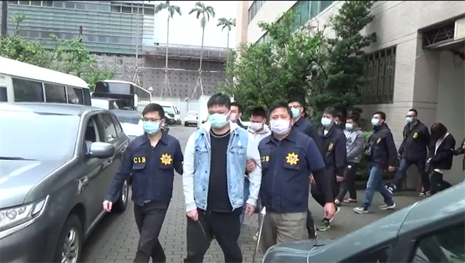 刑事局偵破靈骨塔詐騙集團，逮捕范姓男子等19人到案。（翻攝照片／林郁平台北傳真）