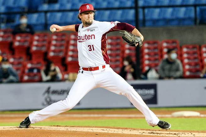 乐天桃猿先发投手猛快。（陈麒全摄）