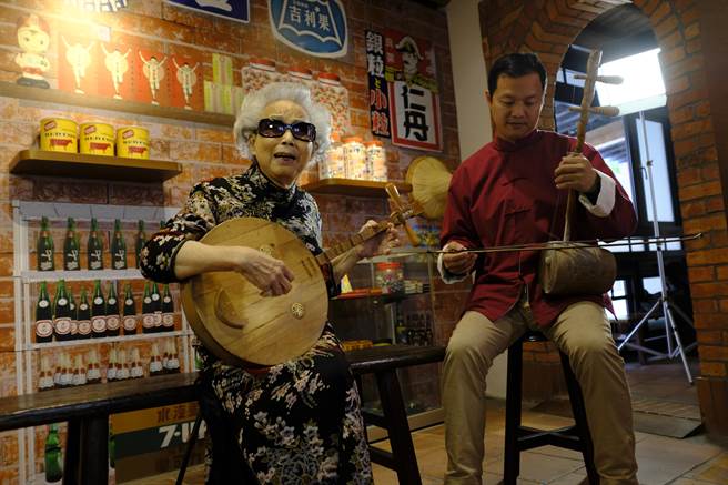 该片记录国宝艺师杨秀卿的念歌日常与传承。（公视提供）