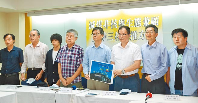 《南風》作者之一彰化大城土地文史攝影家許震唐（左起）、鹽寮反核自救會總幹事楊木火、臺灣學生聯合會副理事長黃亭偉、淨竹文教基金會董事長林聖崇、律師詹順貴、中興大學環工學系教授莊秉潔、台灣環境保護聯盟會長劉志堅、北海岸反核行動聯盟執行長郭慶霖等4日出席《減煤、非核與生態兼顧 支持三接外推方案》記者會，表達支持政府提出「外推方案」，呼籲雙方能以對話代替對決，莫讓藻礁公投走到零和。（劉宗龍攝）