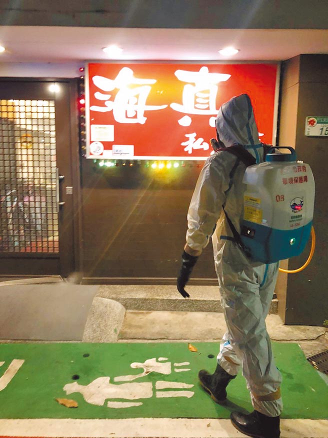 案1153曾到北市海真私房菜民生店用餐，清洁人员获报后前往消毒。（北市环保局提供）