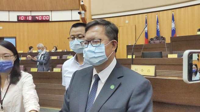 諾富特飯店染疫風暴持續擴大，國民黨與民眾黨皆質疑，防疫指揮中心與桃園市長鄭文燦失職互踢皮球、擺爛。圖為桃園市長鄭文燦。（賴佑維攝）