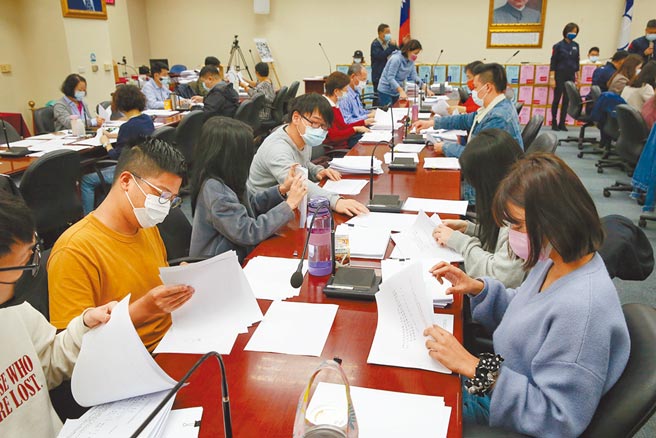 民进党在野时，尊奉公投如神主牌，讽刺的是，自民进党2016年执政后，公投形同不信任投票，因此，民进党处心积虑要把公投再关进鸟笼，甚至换成铁笼，再加上铁炼。这个政党大谈主权在民，全是谎言。图为「反莱猪、绑大选」的双公投连署，志工一一查对连署书。（本报资料照片）