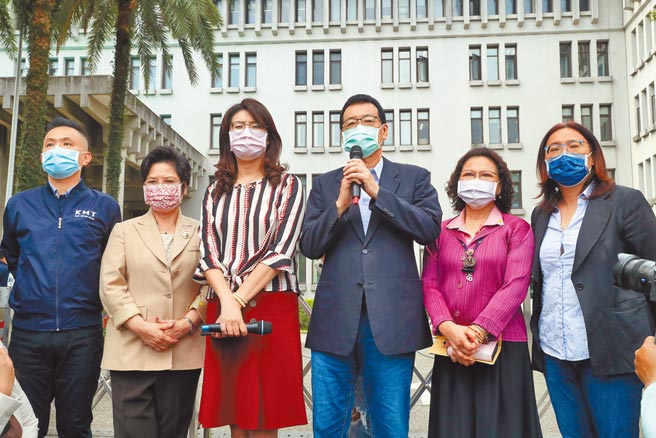 国民党立法院党团总召费鸿泰（右三）等人4日前往外交部，要求外交部长吴钊燮说明驻日代表谢长廷未返台的原因。（刘宗龙摄）