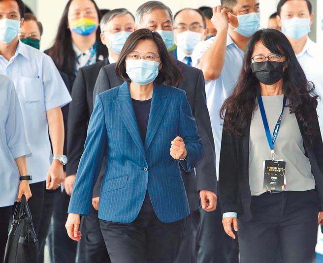 蔡英文总统4日出席「2021台湾资安大会开幕典礼」后离开会场，对媒体提出的问题未予回应。（郑任南摄）