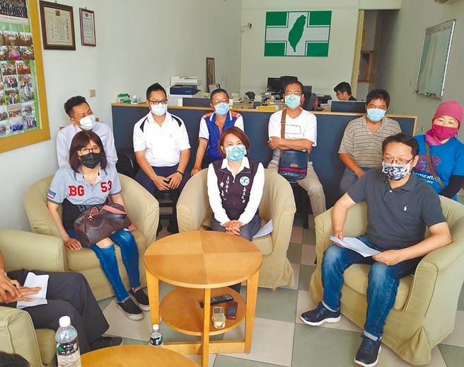 民进党嘉义市党部主委黄露慧（前中）表示，希望能获党中央明确指示如何判断人头入党标准，「我有责任把关、遵守党的规定」。（中央社）