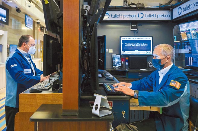 金管会昨日宣布，开放证券商可以接受委托人以「定期定额」方式委托买卖外国股票及指数股票型基金（ETF）。（美联社）