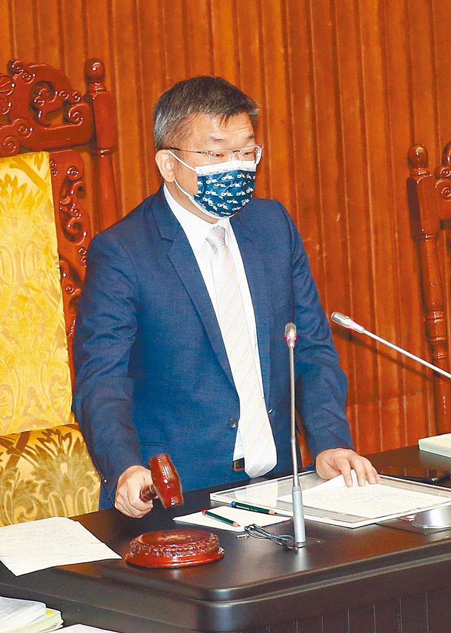 立法院院4日三读通过修正保险法部分条文，放宽保险业担任公共投资及社会福利事业董事、监察人原本最多只有1/3的比例限制，希望提高保险业参与投资公共建设意愿；通过后，立法院副院长蔡其昌（见图）敲下议事槌。（陈信翰摄）