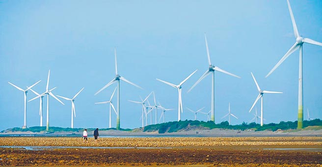 产业发展求才若渴！国发会昨公布「110至112年重点产业人才供需调查及推估报告」，国发会副主委施克和表示，若推估未来3年人才的「急迫性」，以「人工智慧应用服务」、「离岸风力发电」、「半导体IC设计人才」等3大科技类人才的需求最具「急迫性」。图为桃园观音海岸风电设施。（本报资料照片）
