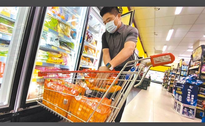 前立委顏宽恒在脸书PO出购买标太郎水饺的照片，准备随回信寄给台中一中学生。（摘自顏宽恒脸书／林欣仪台中传真）