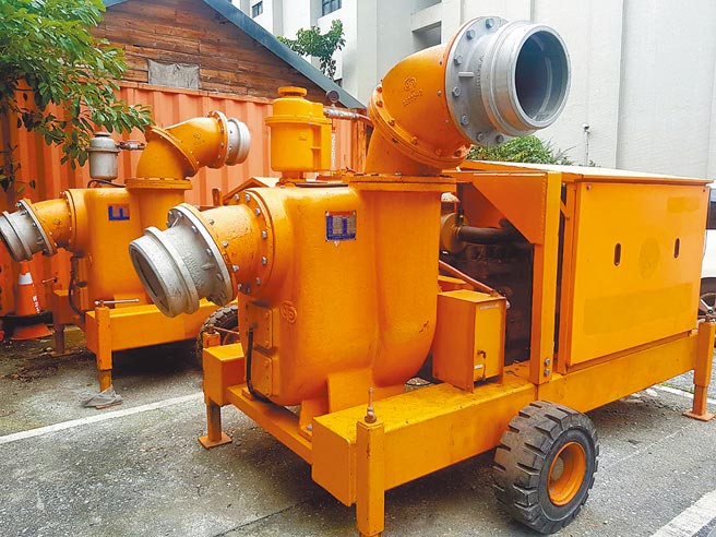 水利署第九河川局2部大型移动式抽水机已超过使用年限，转送学校供学生学习拆解，让报废财产发挥最大剩余价值。。（第九河川局提供／王志伟花莲传真）