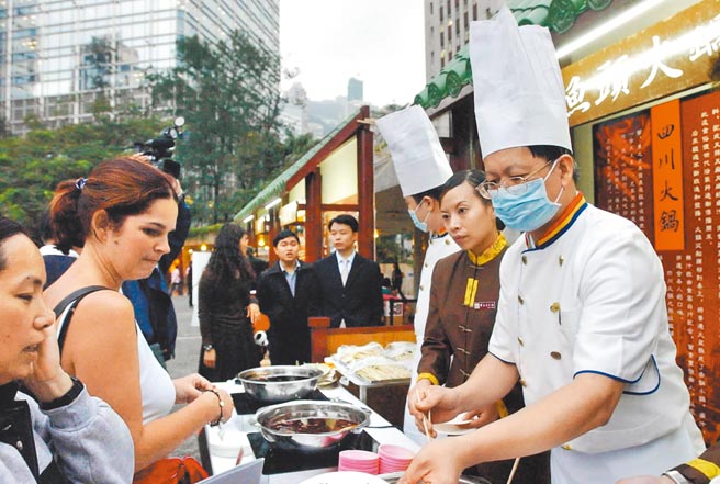 在大陸火鍋行業曾遙遙領先海底撈的「譚魚頭」，近日該商標遭拍賣。圖為2003年11月譚魚頭在四川廟會鬧香港擺攤。（新華社）