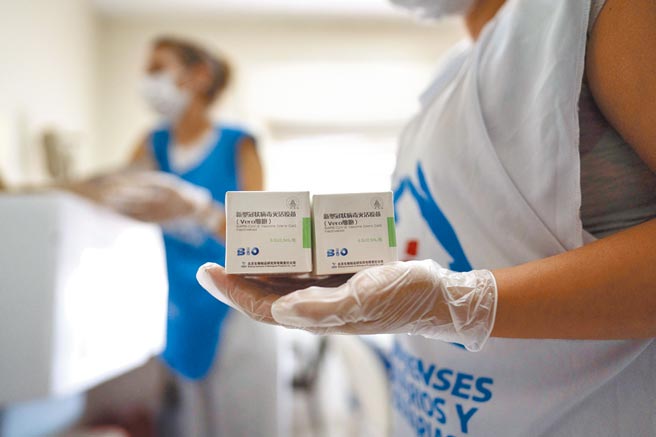 在阿根廷布宜诺斯艾利斯省拉普拉塔市，一名医务人员准备将中国新冠疫苗放入简易的冰柜中储藏。（新华社）