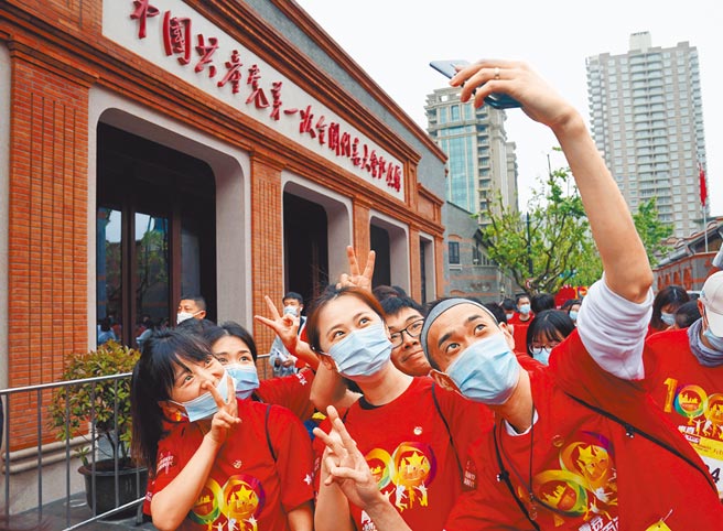 5月4日，在中共一大纪念馆国旗广场，参加「五四」主题集会的青年们在自拍合影。当日是「五四」青年节，上海青少年庆祝中国共产党成立100周年「五四」主题集会在中共一大纪念馆国旗广场举行。随后，近千名青少年从中共一大会址冒着风雨出发，进行「青春耀百年 永远跟党走」上海青少年红色大寻访接力活动。寻访活动共四条路线，覆盖16个红色场馆及地标，让青少年以沉浸体验的方式，切身感受红色城市的荣光。（新华社）
