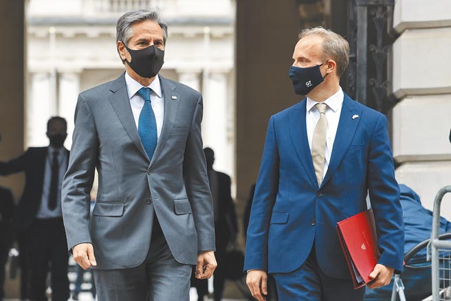七國集團（G7）外長會議在倫敦召開3天，英國外交大臣拉布（右）與美國國務卿布林肯（左）、日本外相茂木敏充分別舉行雙邊會晤。（新華社）