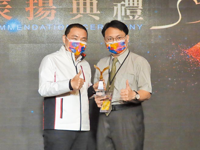 八里爱心疗养院主任杨忠一（右）推动二手辅具回收与免费媒合，造福数万名身障者，昨获颁社工特殊贡献奖。（叶德正摄）