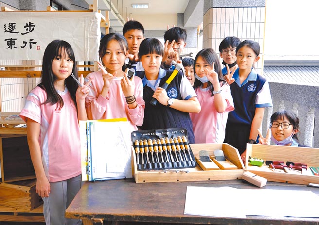新竹县竹东国中学生体验当木工设计师，就地取材完成大型柜子、收纳盒等作品。（罗浚滨摄）
