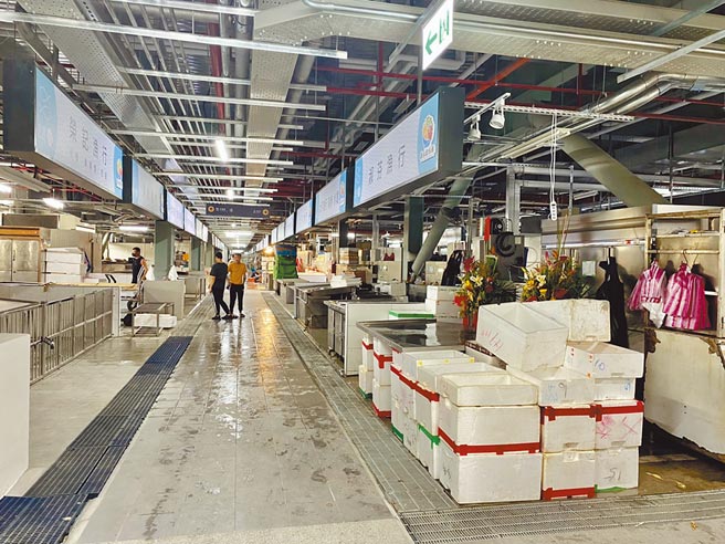 桃园市新永和市场开始营运，共有183个摊位、112个铺位，摊位已经进驻9成。（赖佑维摄）