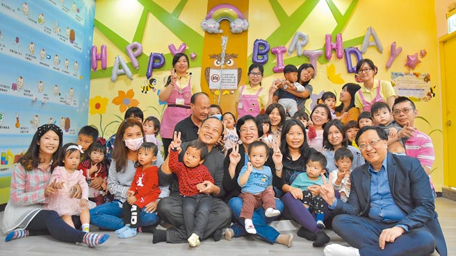 彰化县是6都以外唯一百万人口大县，但近年人口红利不再，全县人口数逐年下滑，明年恐怕跌破125万人大关。近年彰化县政府积极鼓励青年返乡、推动各项政策催生，去年生育率更以9.53％ 一跃成为全台之冠。（彰化县政府提供／谢琼云彰化传真）