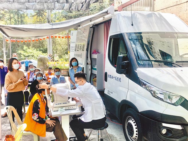 眼科巡迴专车入偏乡，为长辈筛检眼睛疾患。（廖志晃摄）