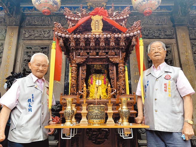 蔡有土（右），为回报城隍爷，斥资近百万买了一顶桧木神轿送嘉义城隍庙。（吕妍庭摄）