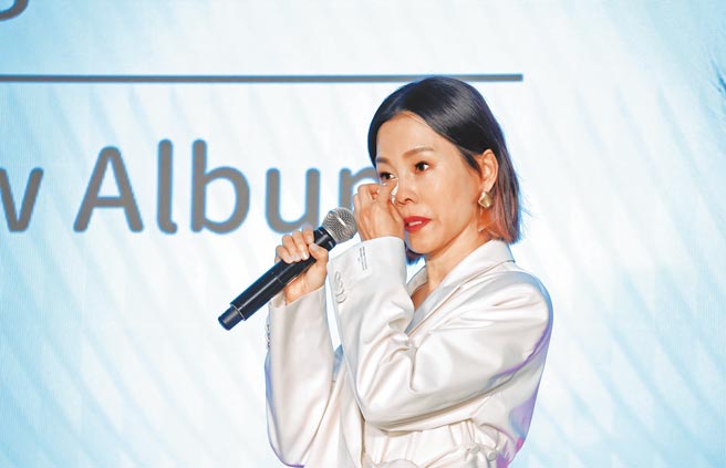 彭佳慧昨在台上聊到動人的新歌，忍不住淚崩。（羅永銘攝）