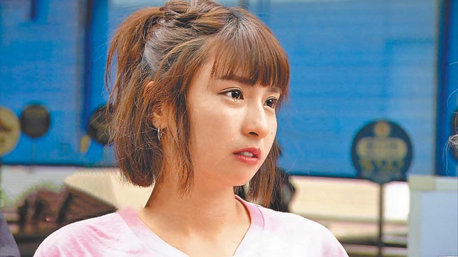 峮峮因媽媽驚喜獻「聲」，忍不住淚灑鏡頭前。（中視提供）