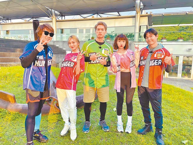 王仁甫（左起）、蔡黃汝、許孟哲、峮峮、孫協志全新組合，受觀眾喜愛。（中視提供）