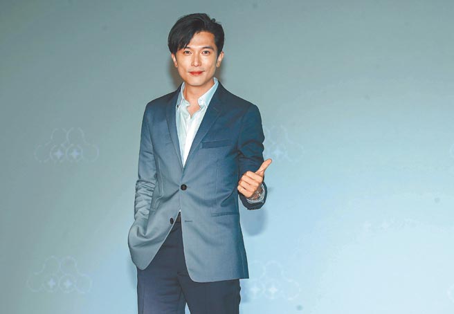 邱泽昨出席活动，透露伤势恢復状况良好。（粘耿豪摄）