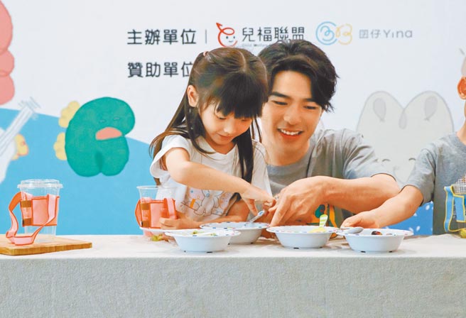 陈昊森（右）昨担任「爱‧T恤」爱心大使。（儿福联盟提供）