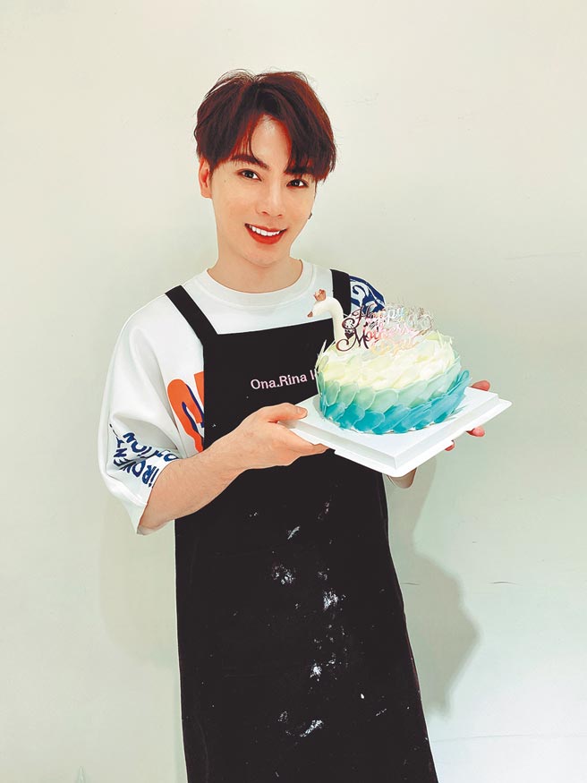 古曜威日前親手製作母親節蛋糕獻給媽媽。（單純夢想文創事業提供）