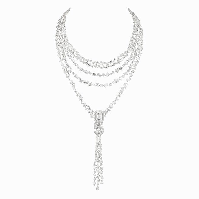 香奈儿Eternal N°5钻石项炼，融入幸运数字「5」的时尚元素，可转换多种佩戴方式，为最贵的一件作品，1亿8478万7000元。（CHANEL提供）