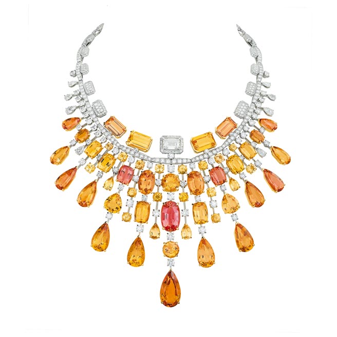 香奈儿Golden Burst彩宝项炼，以钻石、黄橘色调水滴切割拓帕石勾勒香水洒落的美丽瞬间，1亿163万3000元。（CHANEL提供）
