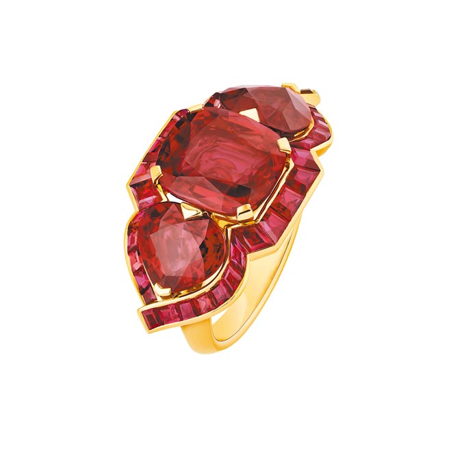 香奈儿RIBBONED N°5戒指，独一无二作品，主石为约5.05克拉红宝石，两颗各重2.31、2.28克拉红宝石，4157万7000元。（CHANEL提供）