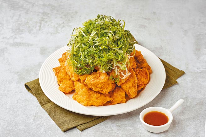 起家鸡「人气青葱」系列，由独门青葱酱与国产青葱双料混搭，去骨459元起。（起家鸡提供）