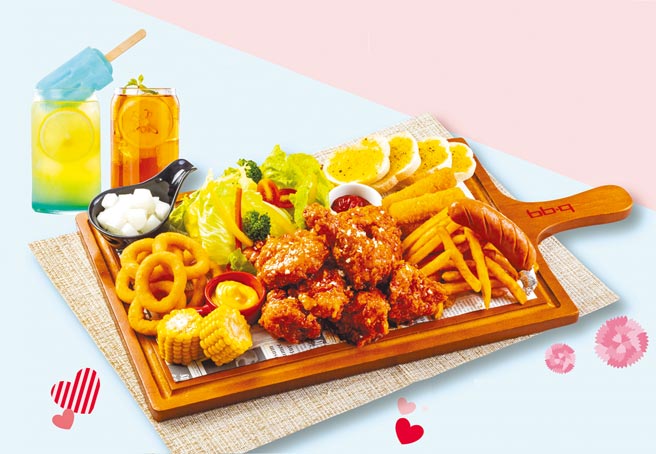 bb.q CHICKEN旗舰店限定「母亲节感恩套餐」原价838元，再配合优惠活动。（bb.q CHICKEN提供）