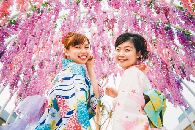 MITSUI OUTLET PARK台中港店打造紫藤花瀑仙境，是打卡热点。（MITSUI OUTLET PARK提供）