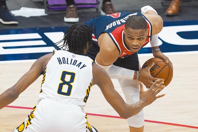 韦斯布鲁克（右）率领巫师驯服溜马，本季笃定达成场均大三元也再创个人新猷。（美联社）