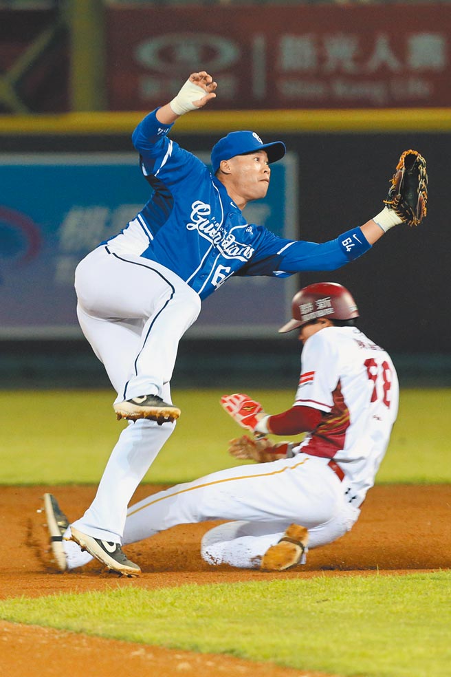 樂天桃猿陳晨威（右）成功盜上二疊。（陳麒全攝）