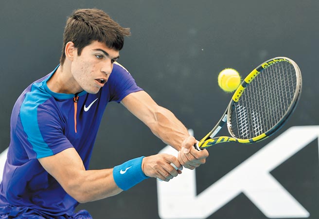 西班牙男网17岁小将阿卡瑞兹，将在马德里公开赛男单第二轮对上自己的偶像纳达尔。（美联社资料照）